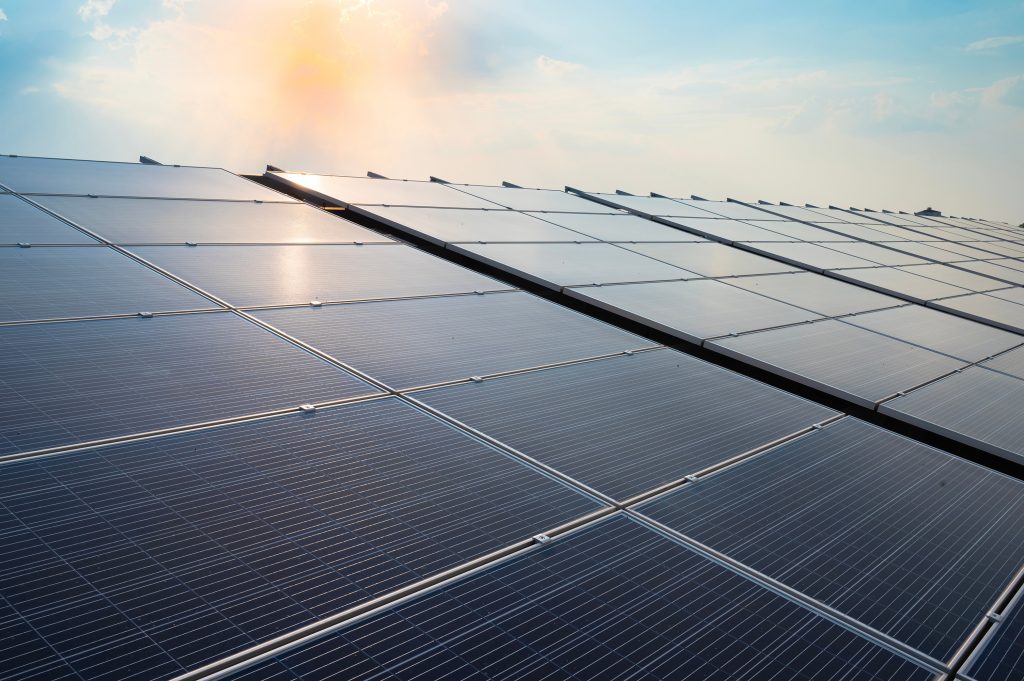 Großflächige Photovoltaikanlage im Sonnenlicht