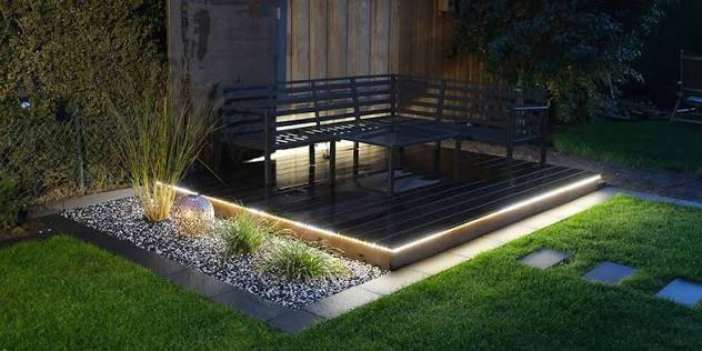 Terrasse mit umlaufender LED-Beleuchtung