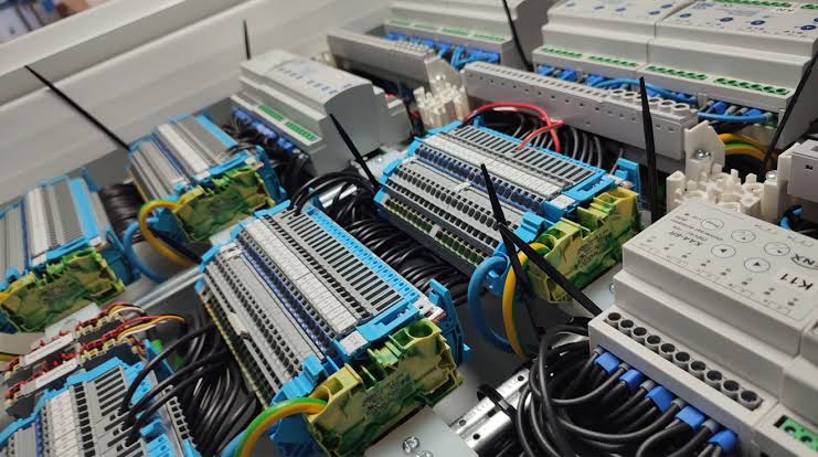 Verdrahtete elektrische Verteilung mit Reihenklemmen und Steuerungskomponenten